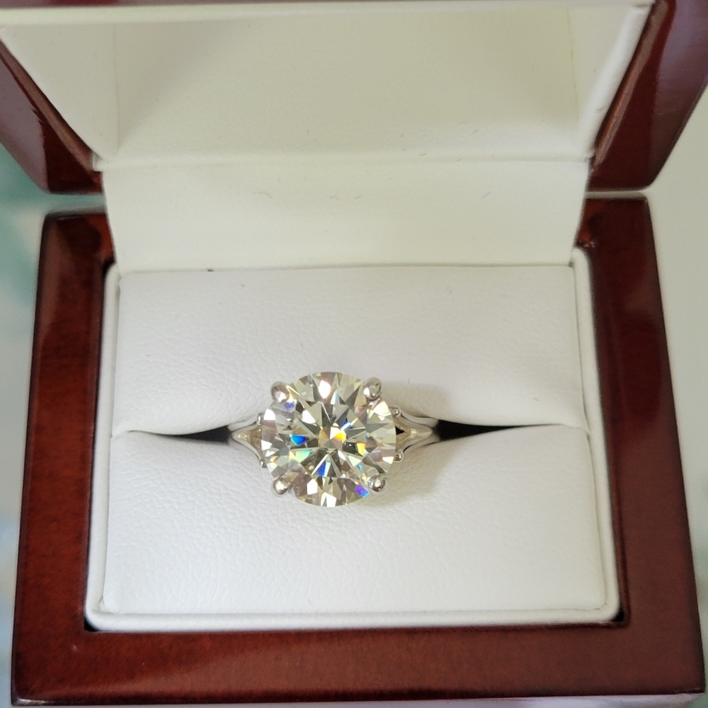 New 5ct Beautiful Moissanite Ring, Size 7 - Picture 3 of 10